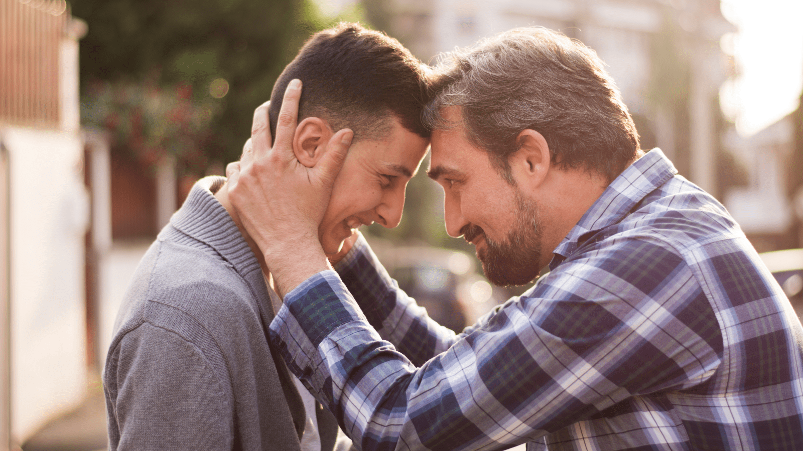 Дедушка и взрослый сын. Отец и сын. Отец и взрослый сын разговор. Разговор в парке. Любовь мальчишек друг с другом.